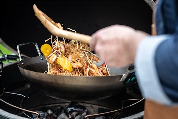 Big Green Egg WOK IN ACCIAIO AL CARBONIO + MESTOLO - immagine 4