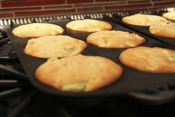 Camp Chef CAST IRON TOPPERS BISQUIT PAN 9”X16” 22,86 X 40,6 Cm - immagine 2